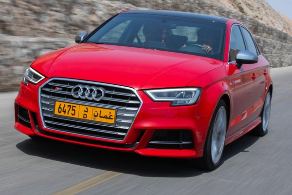 Comment la réalité augmentée est-elle utilisée dans les systèmes de navigation automobile ?